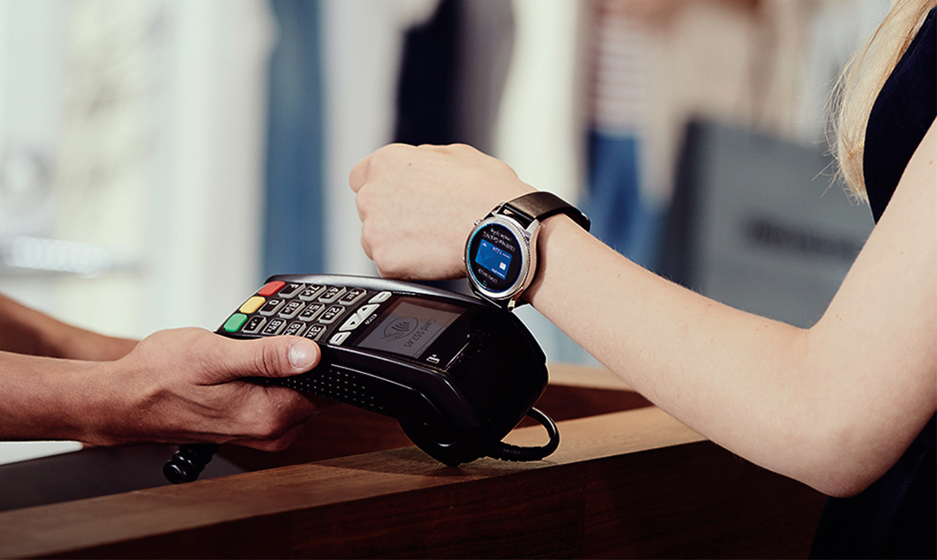 Установить оплату на часы. Samsung pay Gear s2. Платежные смарт часы. Часы с бесконтактной оплатой. Оплата смарт часами.