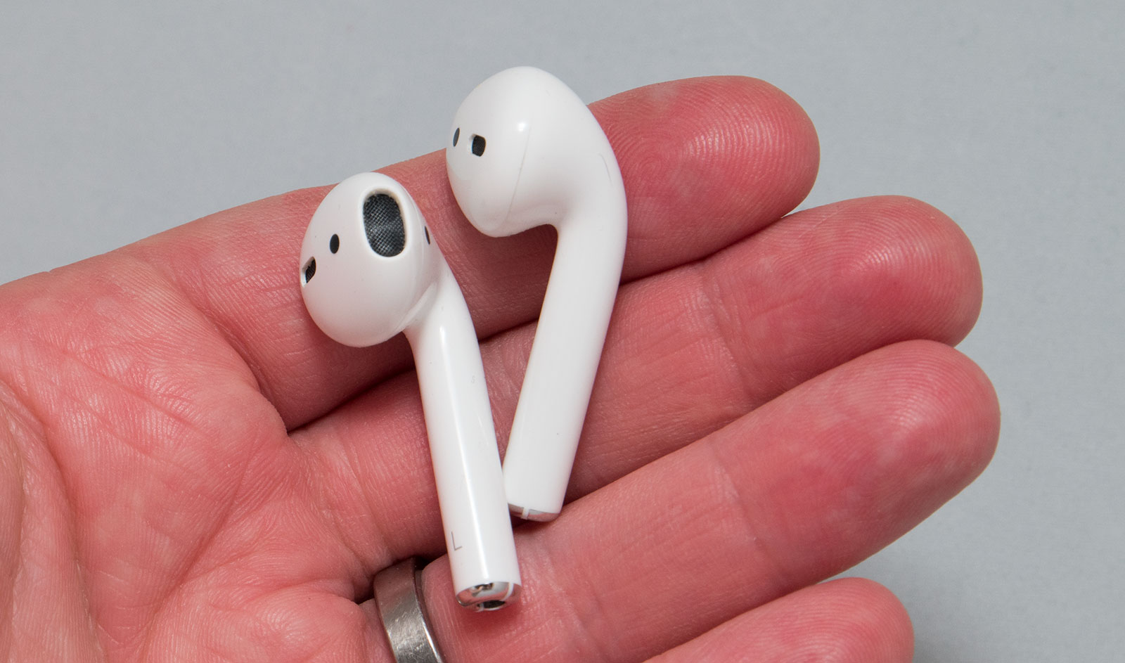 Сколько стоят наушники airpods. AIRPODS 1. AIRPODS кнопка. Аирподсы с кнопкой. AIRPODS С кнопкой на наушниках.