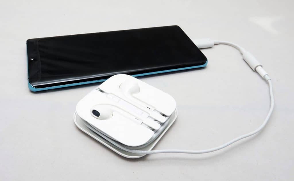 Apple EarPods used as a cable release for the Huawei P30 Pro