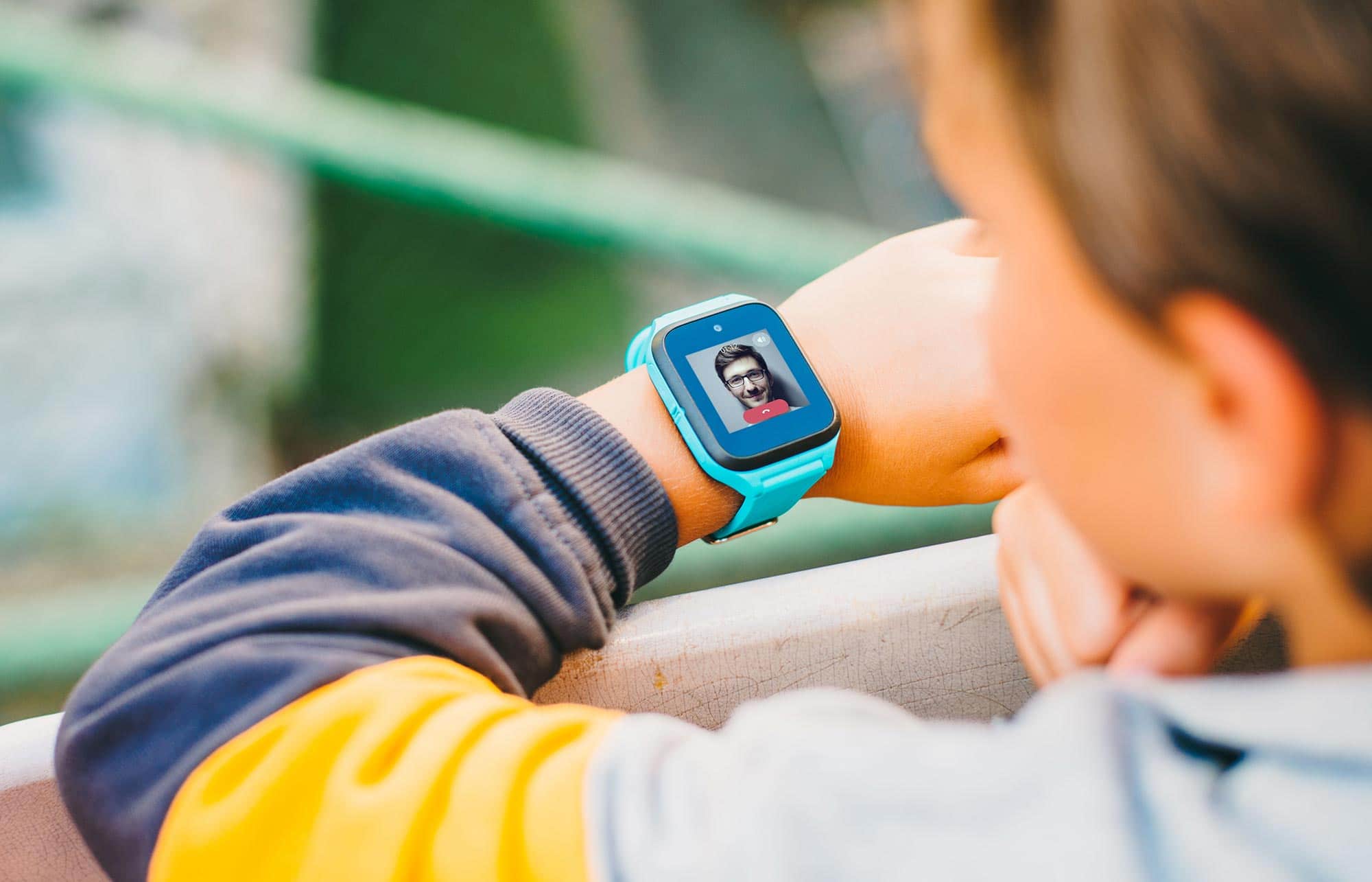 Watch kids pro. Kids watch. Kids Smart watch. Apple watch Kids. Дети с рукой смарт часы UHD.