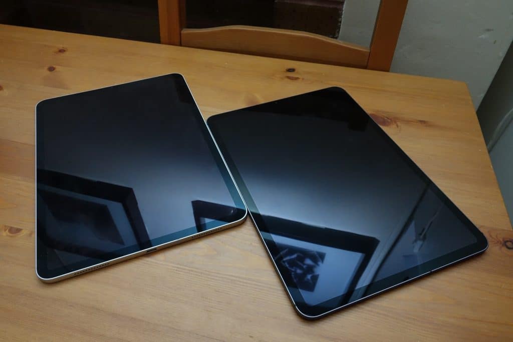 Apple iPad Pro 2018 (left) and iPad Pro 2020 (right)