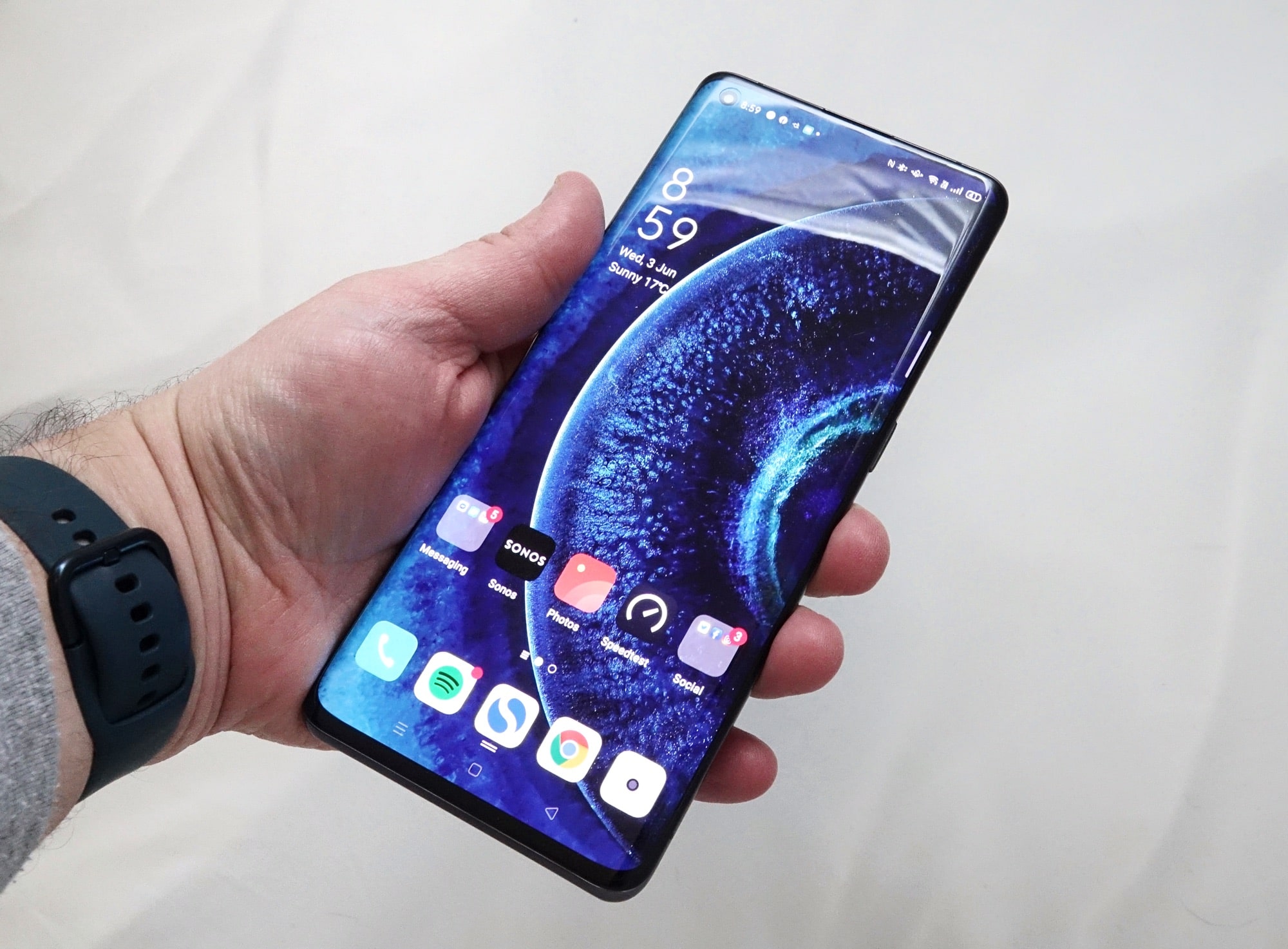Holding the Oppo Find X2 Pro