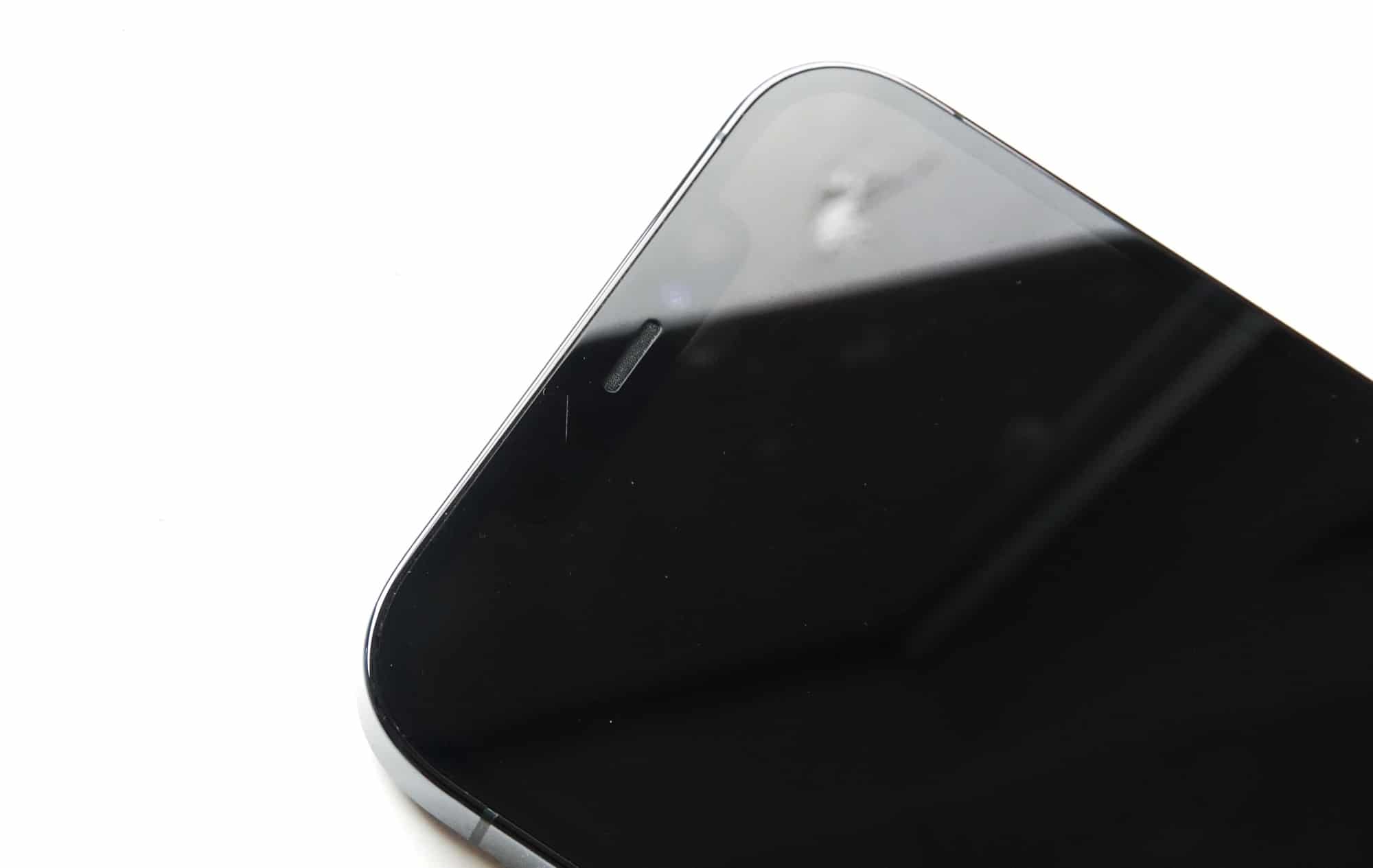 La parte anteriore dell'iPhone 12 Pro Max ha qualche graffio in comune, indipendentemente dallo scopo per cui è progettato il Ceramic Shield.