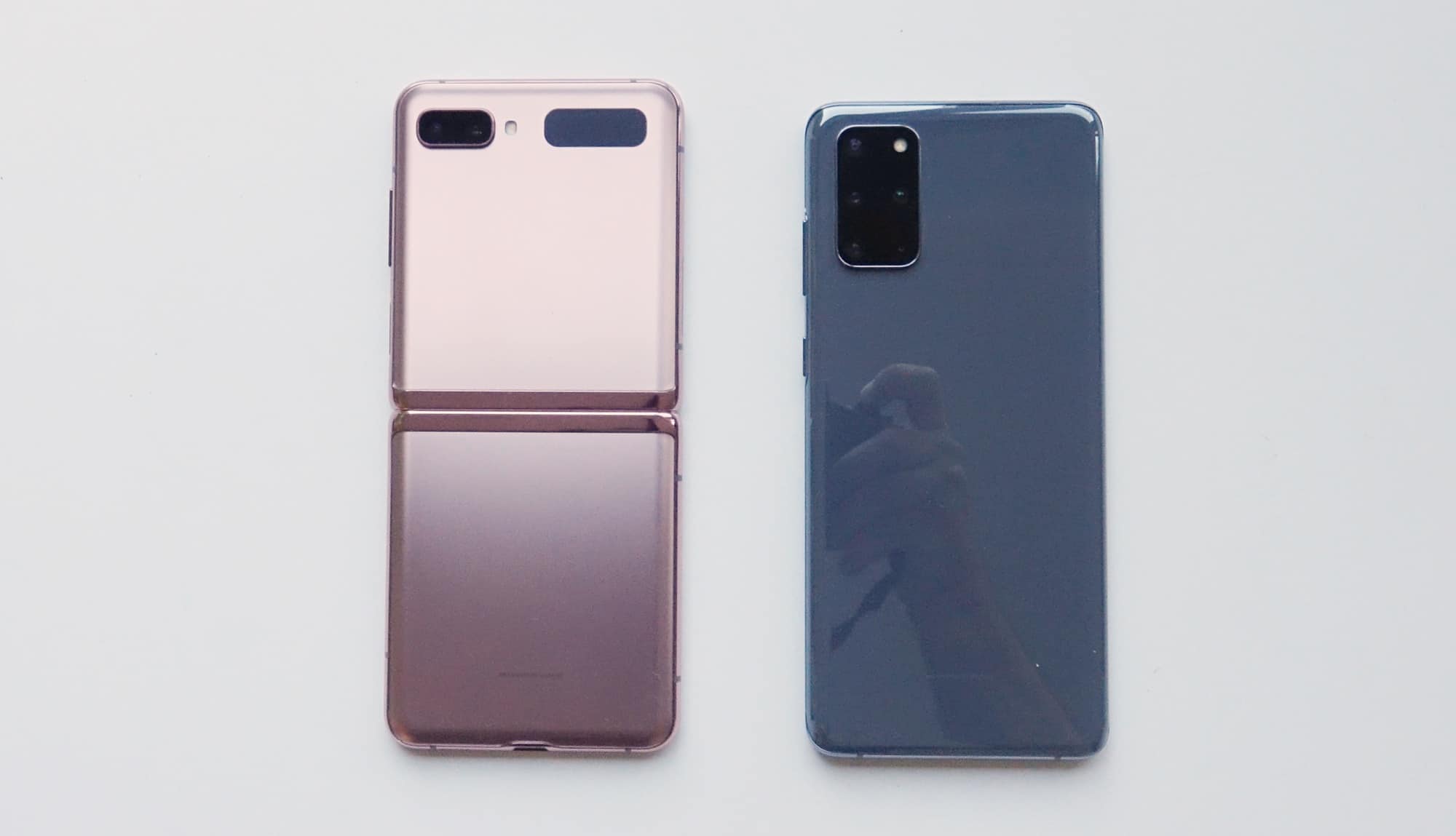 Size comparison: Samsung Galaxy Z Flip 5G (left), Samsung Galaxy S20+ (right).