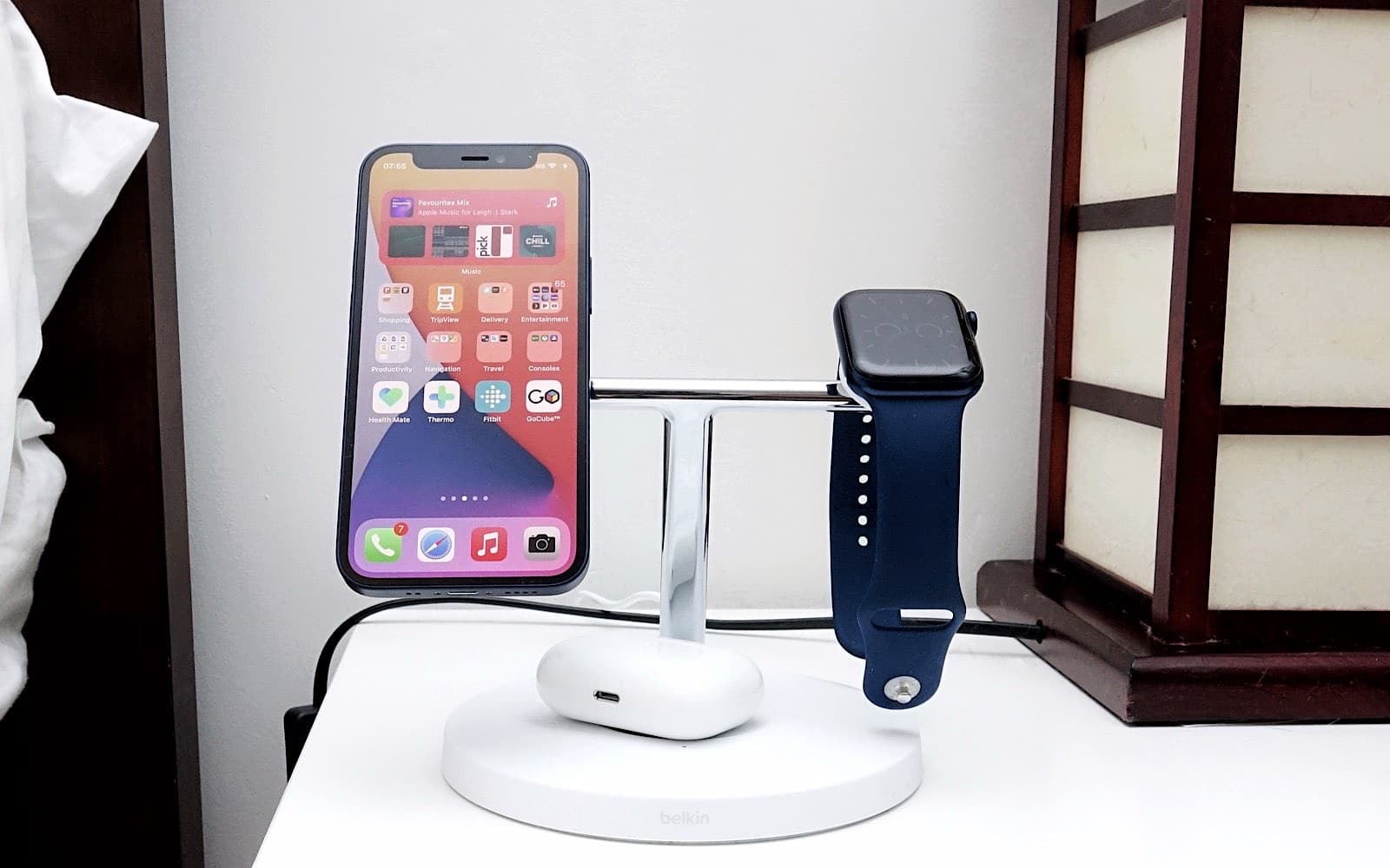 Belkin MagSafe 3-in-1 Wireless Charging Stand (Older 2021 Release) for  Apple Watch, iPhone Series, AirPods - White