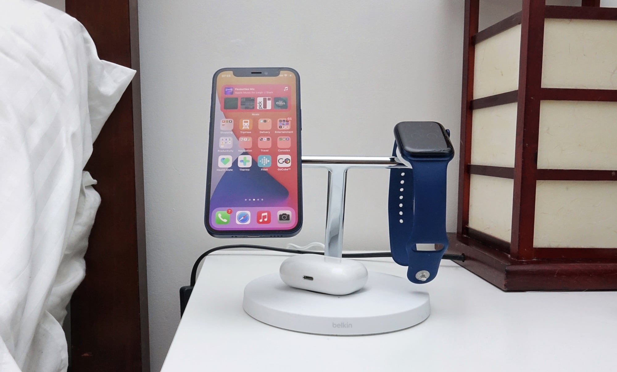 iPhone/Apple Watch Belkin 2-in-1 Charging Dock Charge Station ONLY - cell  phones - by owner - electronics sale 