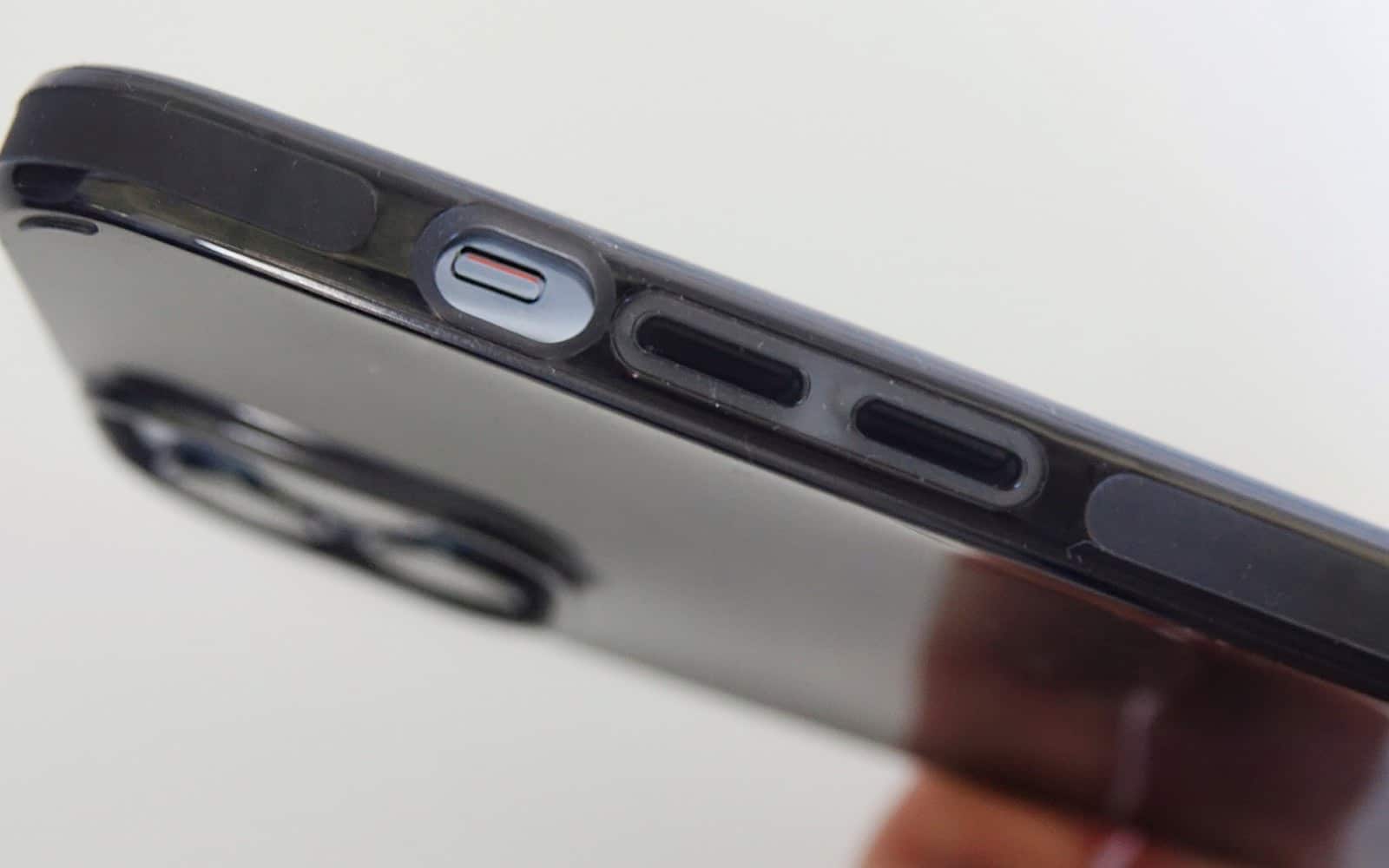 iPhone 12 Pro Max 手机壳相当舒适，与 13 Pro Max 有点不兼容。