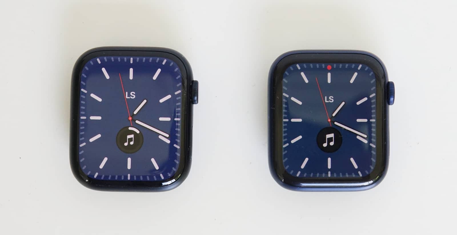 Apple Watch Series 7 (left) versus Apple Watch Series 6 (right)