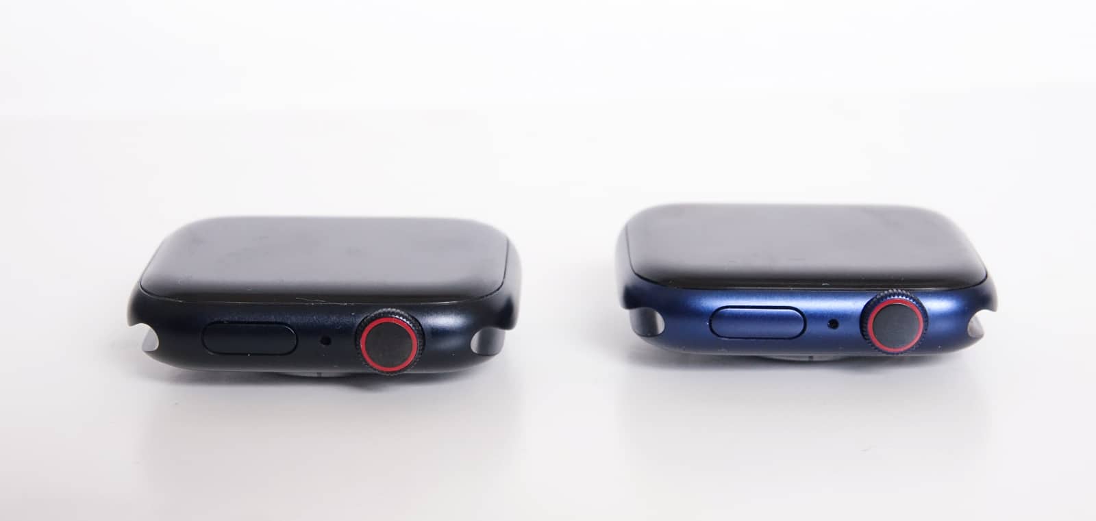 The difference of the Apple Watch Series 7 in midnight (left) versus the blue of the Series 6 (right).