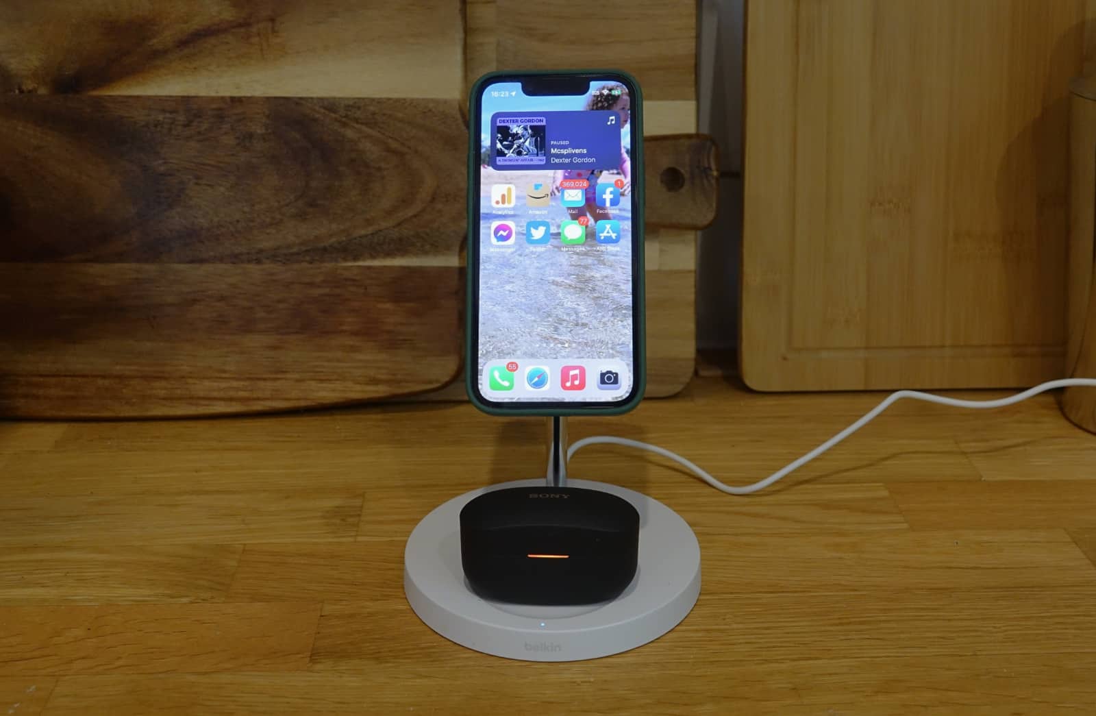 Belkin Boost Charge Pro 2-in-1 wireless charger stand review