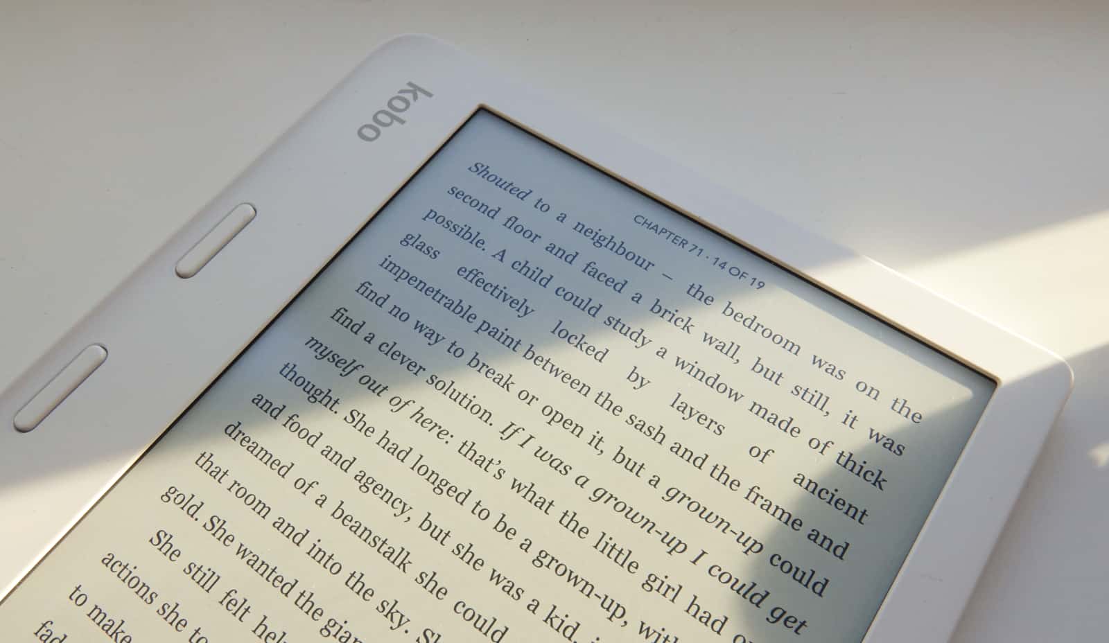 Color comparison between the black and white Libra 2. As you can see it's  hard to keep the black one clean. : r/kobo