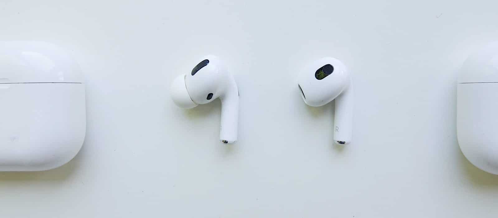 The design of the AirPods Pro (left) versus the AirPods 3 (right)