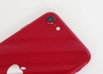 Apple’s 2022 iPhone SE reviewed: fast, friendly, pocketable