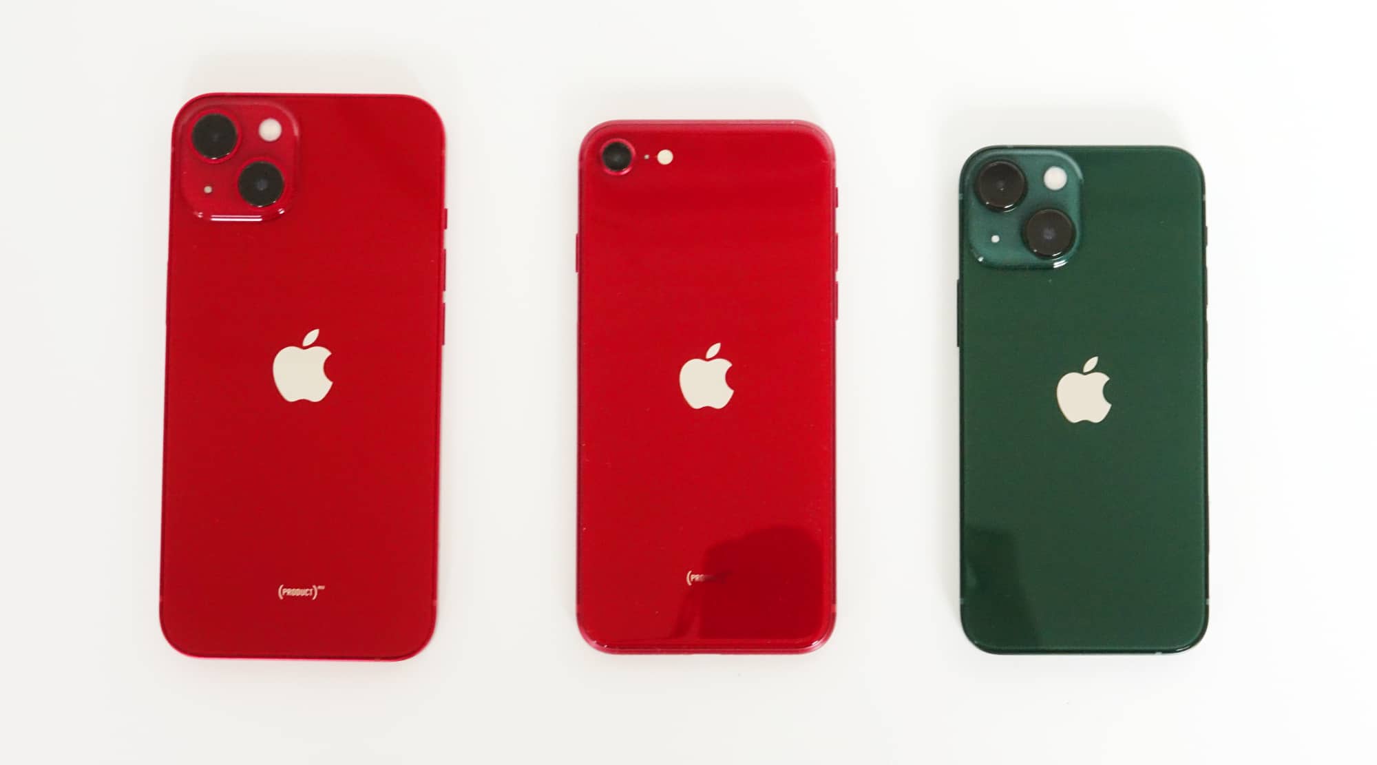 The iPhone SE (middle) compared to the sizes of the iPhone 13 (left) and the iPhone 13 Mini (right).