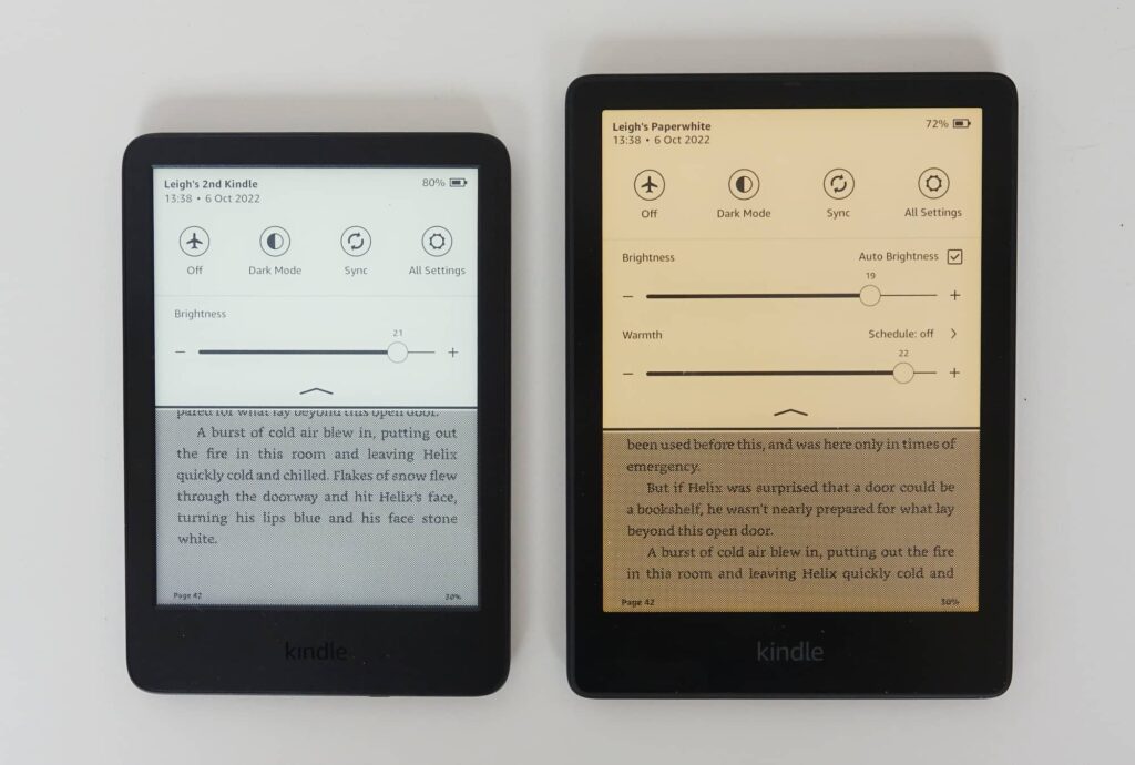 The difference in size and warmth control between the 2022 Kindle (left) and the 2021 Kindle Paperwhite (right). 