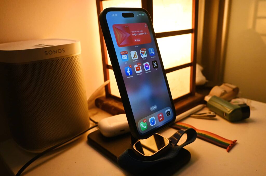 Twelve South HiRise 3 Deluxe 3-in-1 Wireless Charging Stand