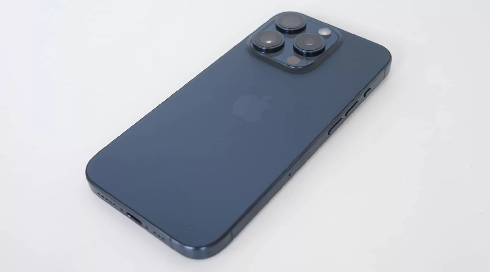 Apple iPhone 15 Pro review -  tests