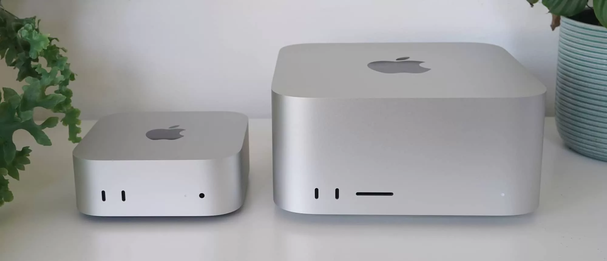 Big vs small, the difference between the Mac Mini (left) and the Mac Studio (right).