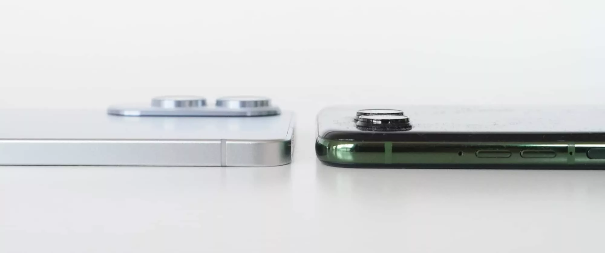 The difference between the S25 Edge (left) and the Razr 50 Ultra (right).