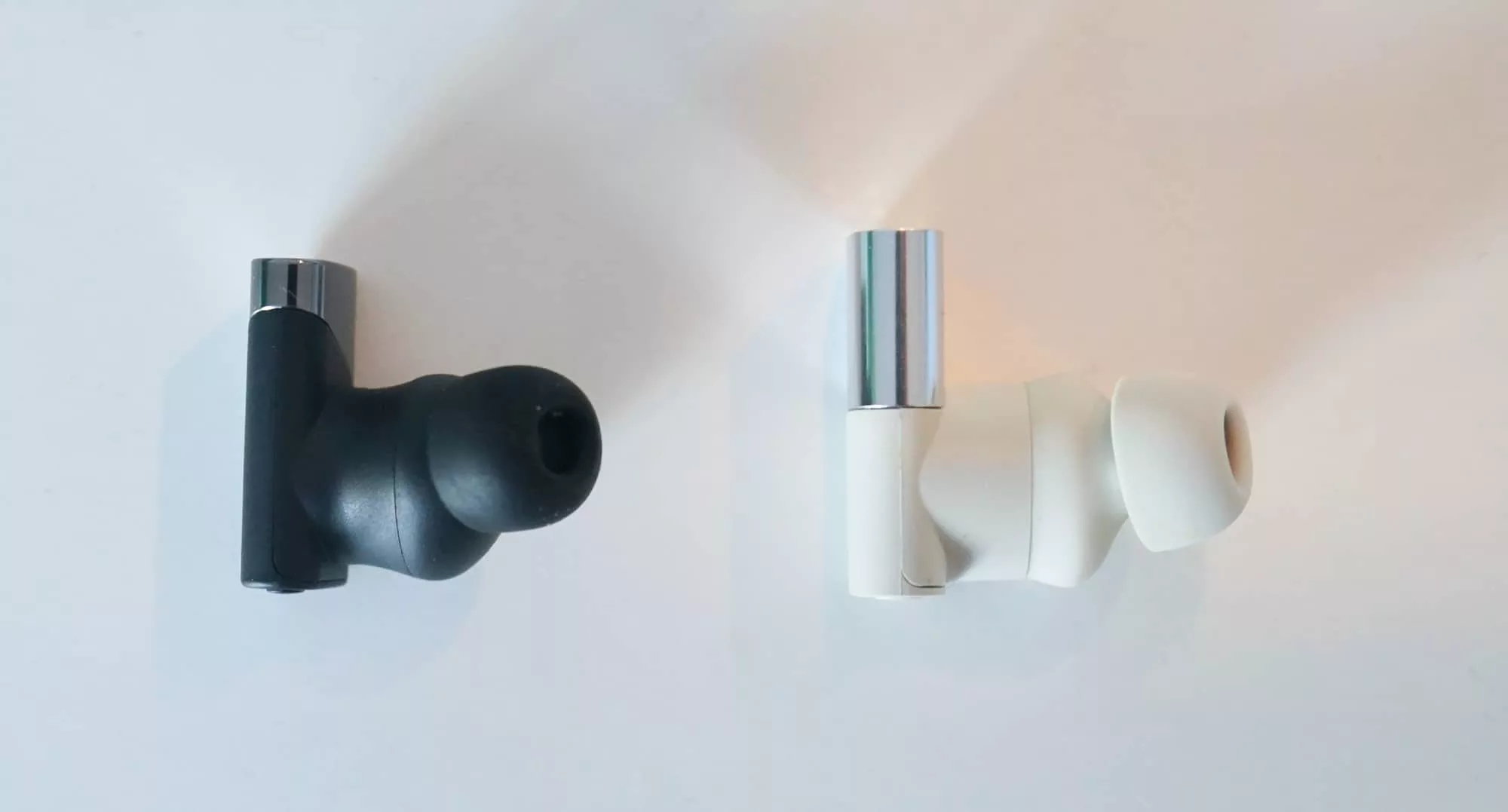 The concept between the Status Pro X (left) and the Status Between 3ANC (right) is similar, but with changes to the design.